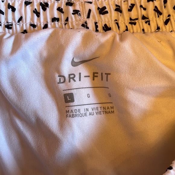 Nike Dry Fit Running Shorts with lining - Picture 3 of 4